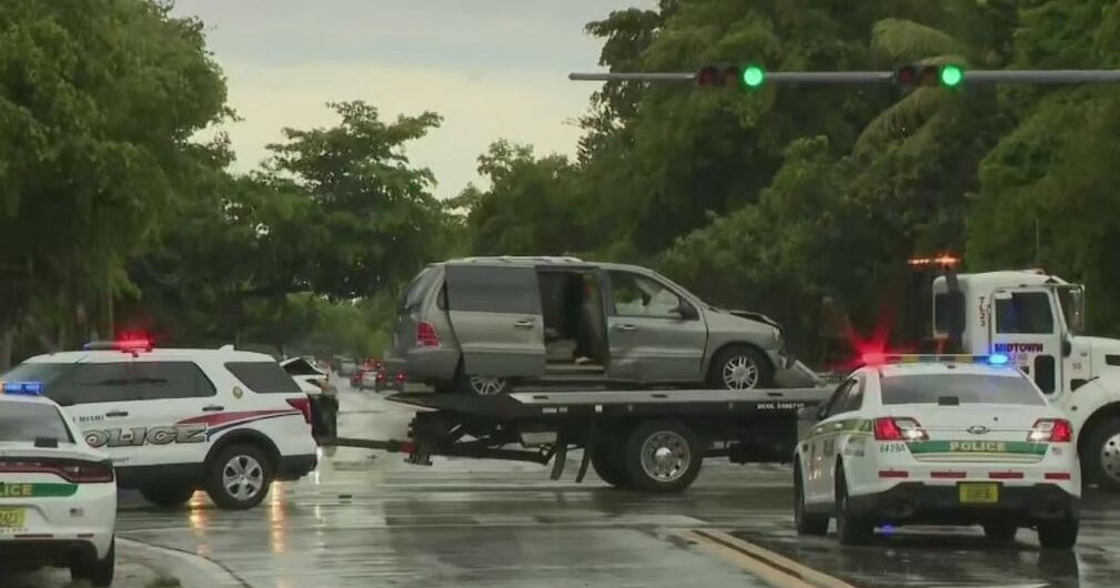 1 person hospitalized after N. Miami crash - CBS Miami