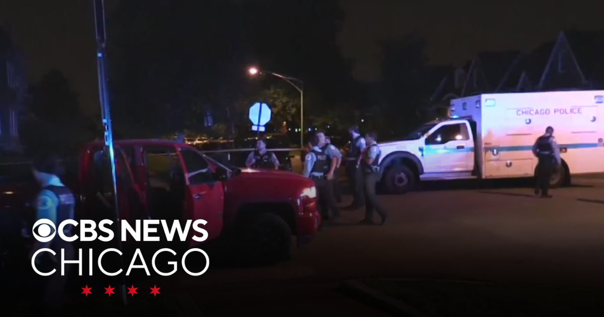 Man shot by Chicago Police charged after allegedly striking officer ...
