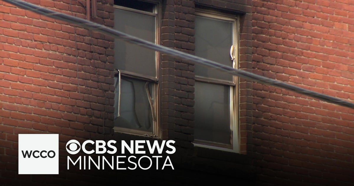 St. Paul police officers save residents from apartment fire - CBS Minnesota