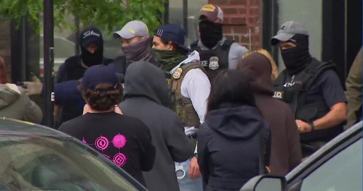 ICE agents detain several people at immigration supervision site in South Loop 