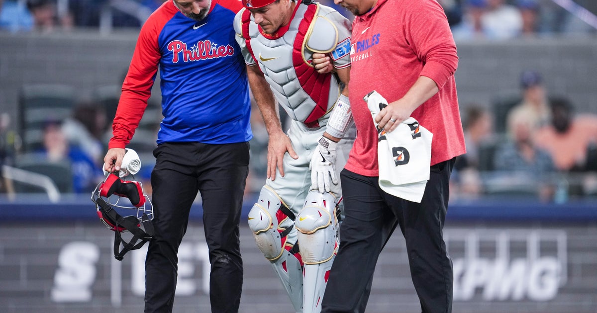 J.T. Realmuto exits in 9th inning as Phillies lose to Blue Jays 