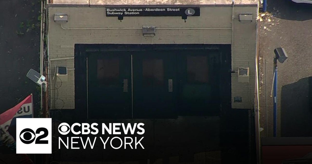 1 teen stabbed, another punched at Brooklyn subway station - CBS New York