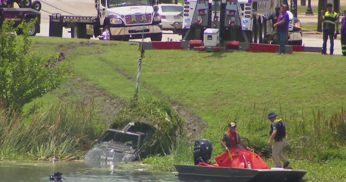 Police continue to recover submerged vehicles from small Dallas lake ...
