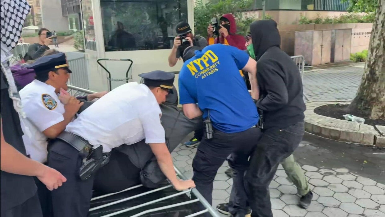 Demonstrators protesting ICE arrests in NYC taken into custody after ...