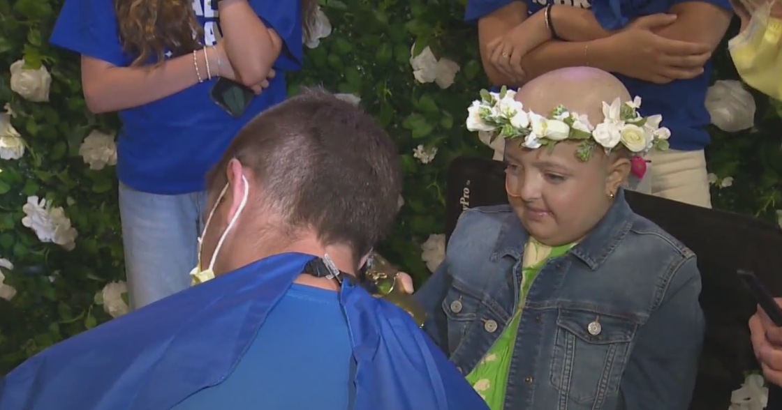 Pitt QB Eli Holstein shaves head in solidarity with multi-organ transplant patient 
