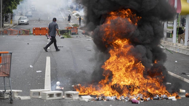 Border Patrol clash with protesters in California 
