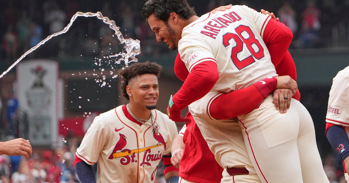 Nolan Arenado's ninth-inning RBI double lifts the Cardinals over the Dodgers 2-1 