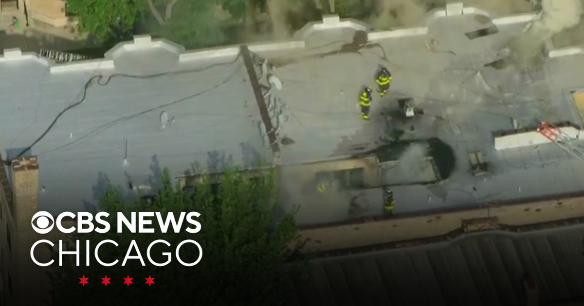 Fire breaks out in apartment building in Chicago's West Rogers Park ...