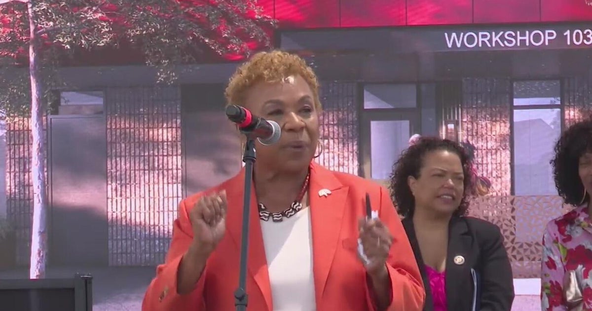 Barbara Lee sworn in as Oakland mayor in front of hundreds of supporters 