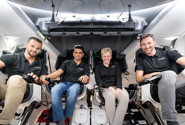 800-crew-casual-cockpit.jpg 