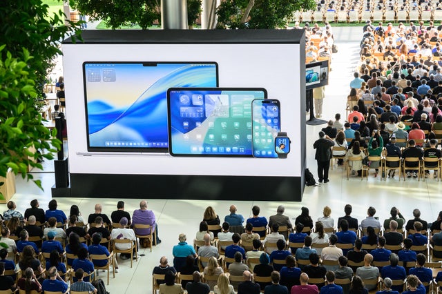 US-INTERNET-SOFTWARE-COMPUTERS-AI-APPLE 