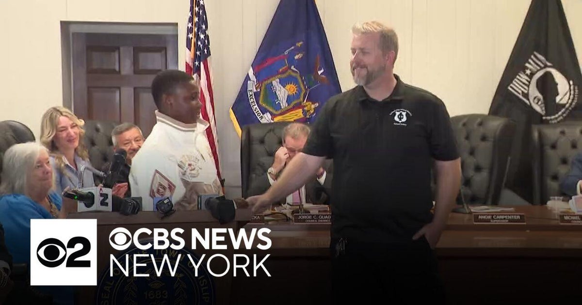 Long Island school safety officer saves choking student - CBS New York