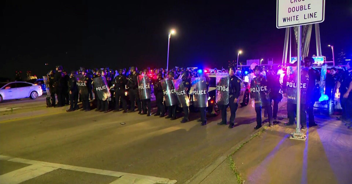 1 person arrested during immigration rally at Margaret Hunt Hill Bridge in Dallas 