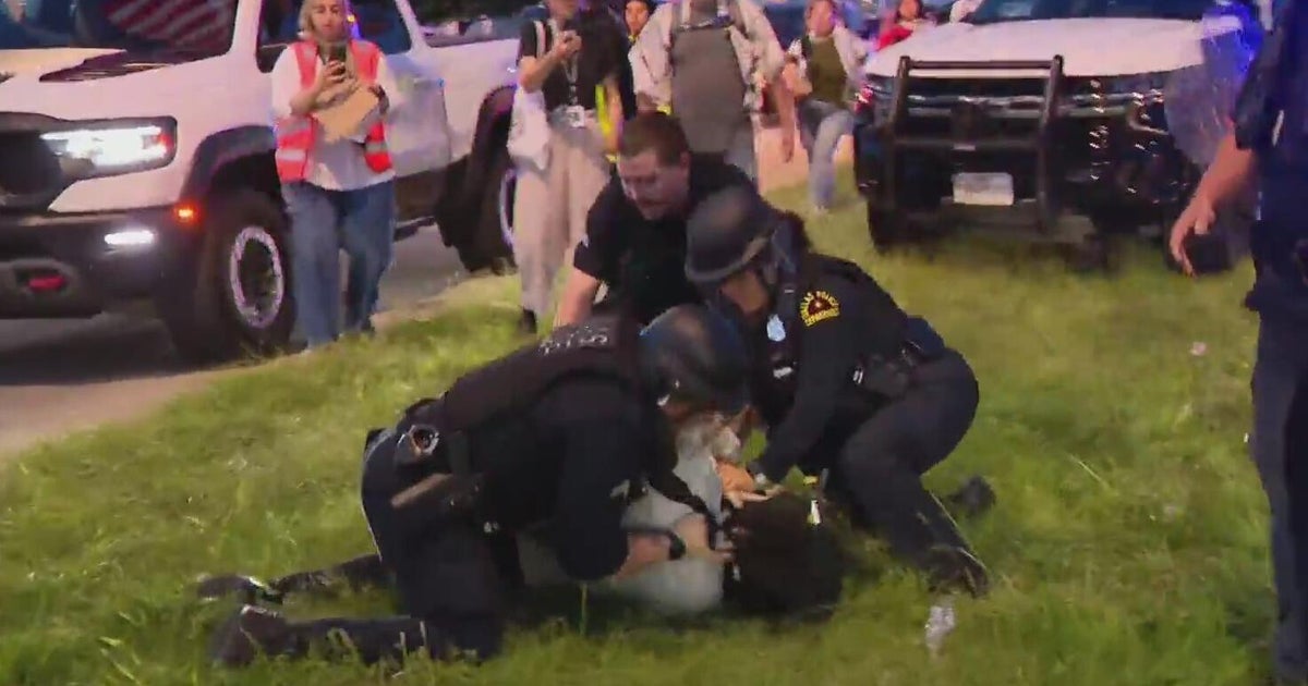 1 person arrested during immigration rally at Margaret Hunt Hill Bridge in Dallas 