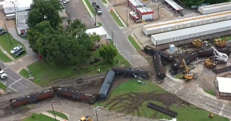 Cleanup continues in downtown Waxahachie after freight train derailment 