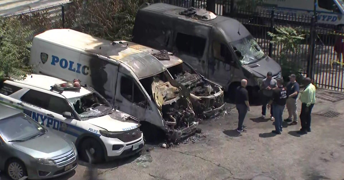 Suspect who allegedly torched NYPD vehicles surrenders, attorney says 