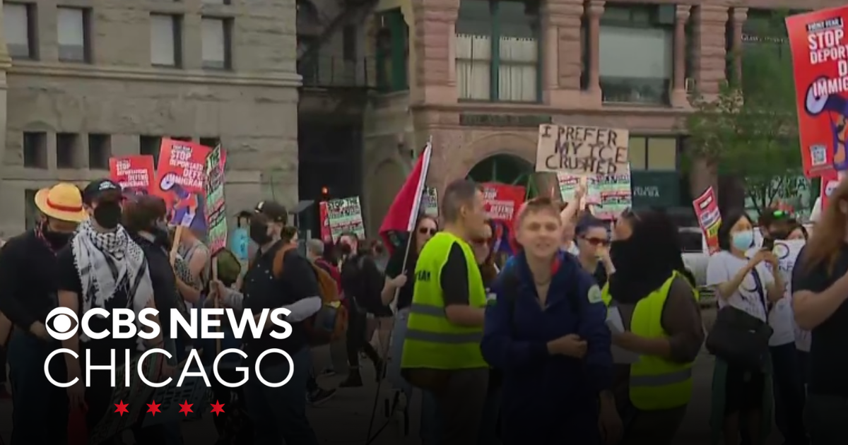 Counterprotester comes to anti-ICE protest in downtown Chicago - CBS ...