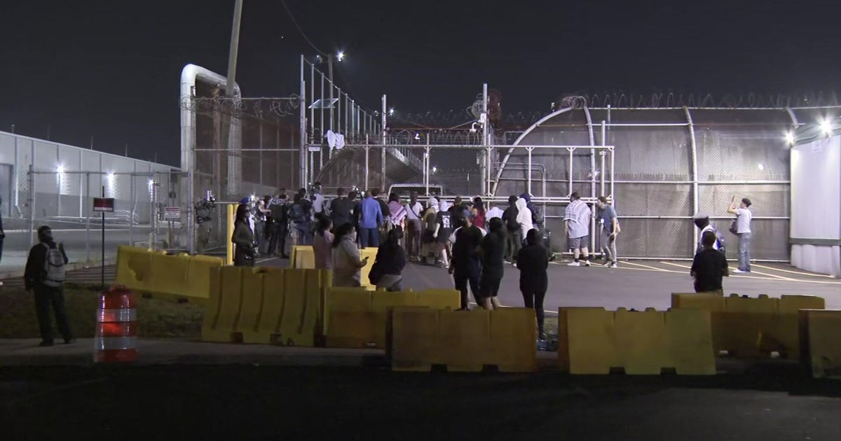 Crowd protests conditions at ICE detention center in Newark 