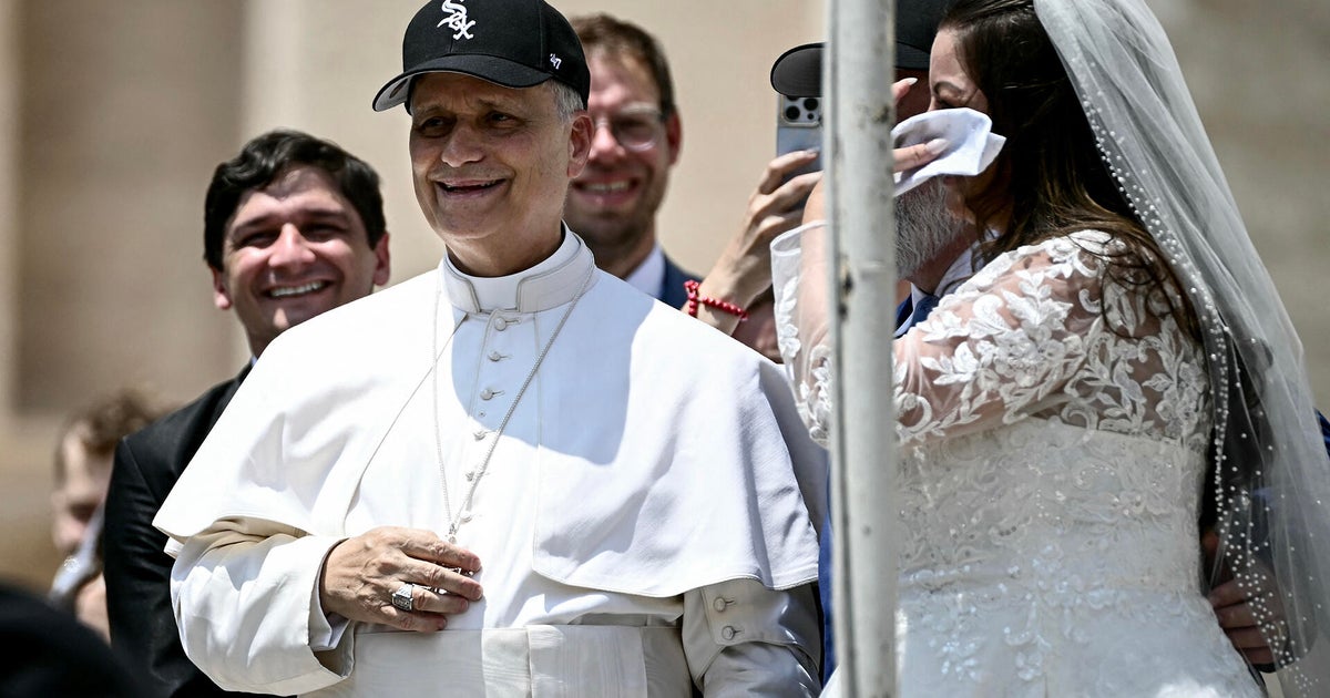 Newlywed Red Sox fans behind Pope Leo's viral photo with White Sox hat 