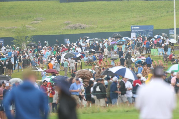 fans-in-the-rain-2.jpg