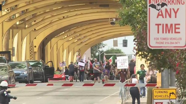 "No Kings" protesters on the Tower Bridge 