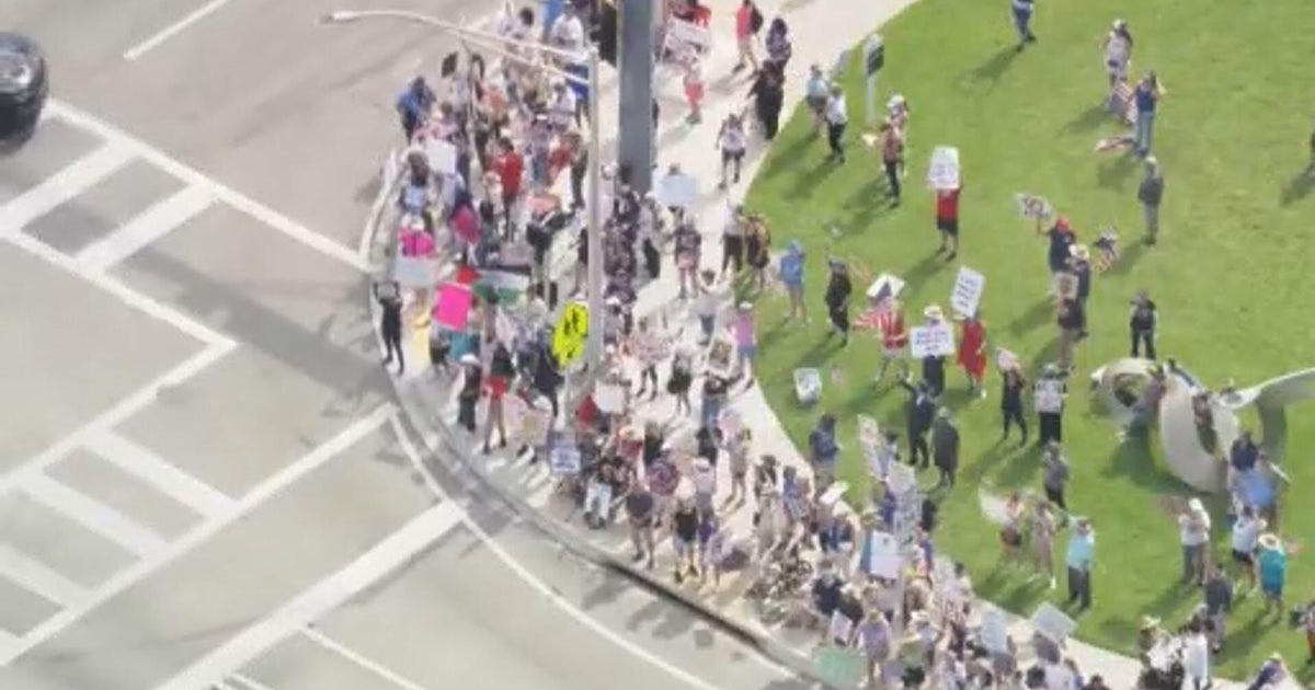 “No Kings” protesters pack State Road A1A in Fort Lauderdale to rally against Trump administration