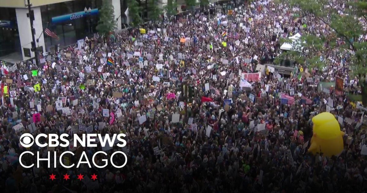 Thousands crowd downtown Chicago for 