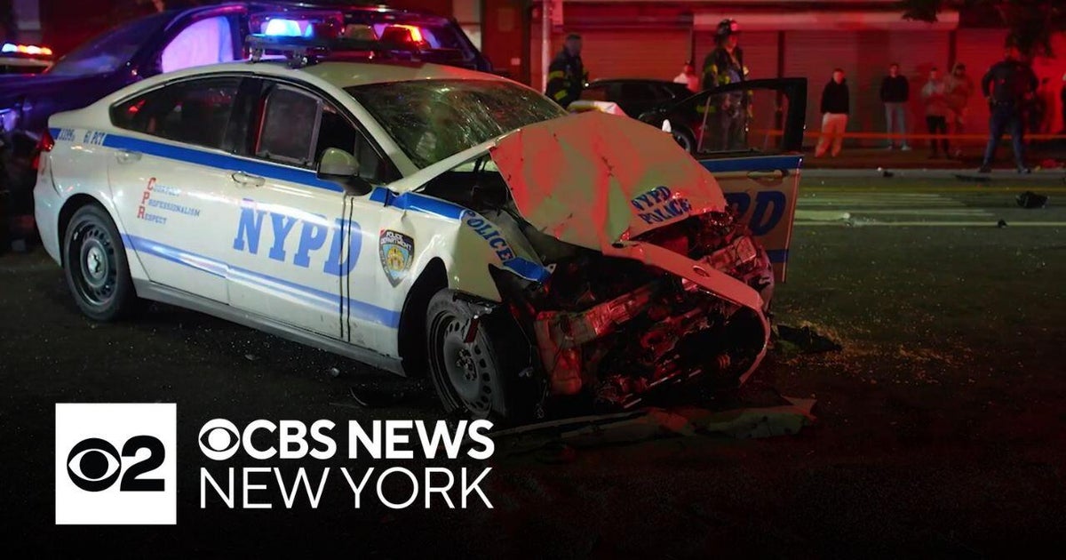 2 NYPD officers hospitalized after crash in Brooklyn - CBS New York