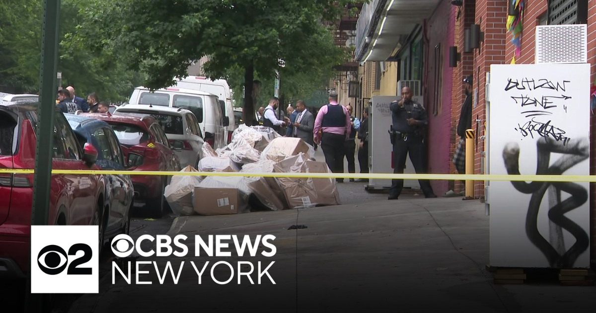 Man shot dead outside Bronx deli - CBS New York