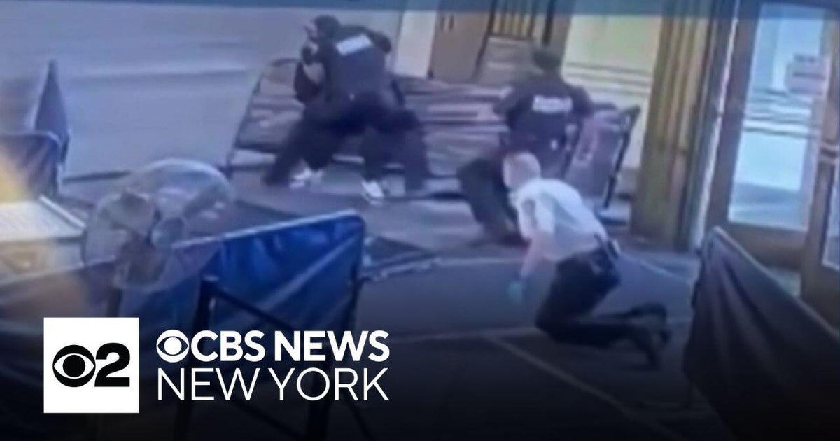 shows man attacking Manhattan court officers - CBS New York