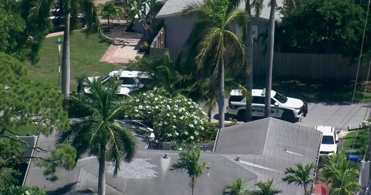 Search on for man who bailed out of vehicle abandoning children inside, Miami police say 