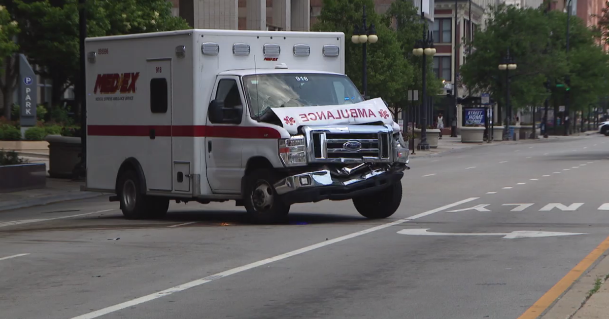6 CTA bus passengers hurt in crash with private ambulance in South Loop 