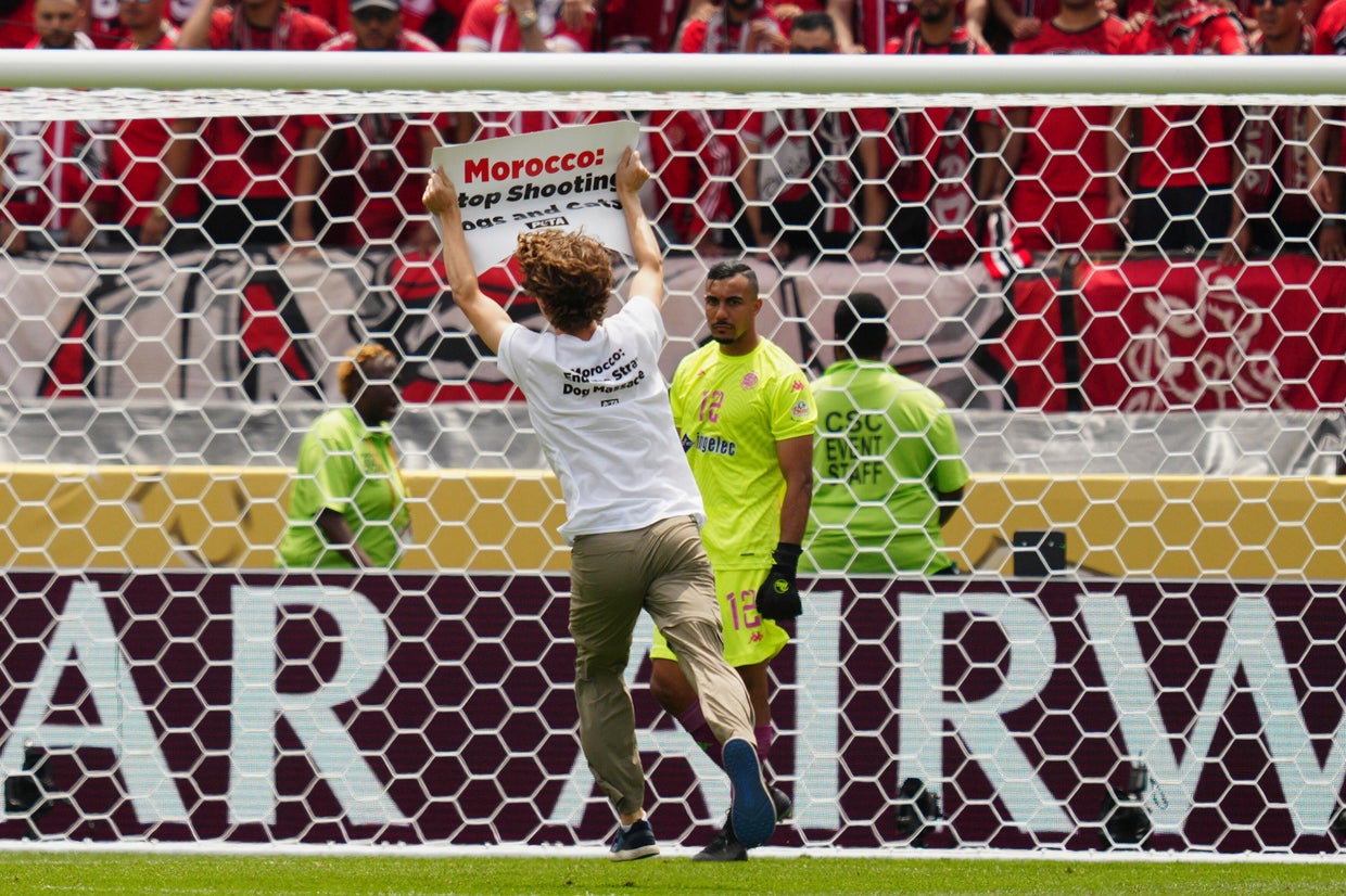 Protester runs onto field during FIFA Club World Cup match in ...