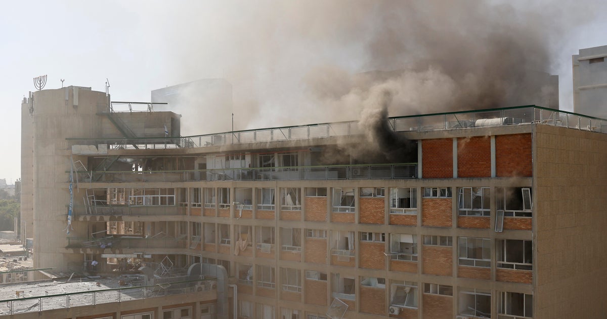 İsrail, İranlı füze hastaneye çarptıktan sonra İran'ın liderini “savaş suçlarından” sorumlu tutmaya söz verdi