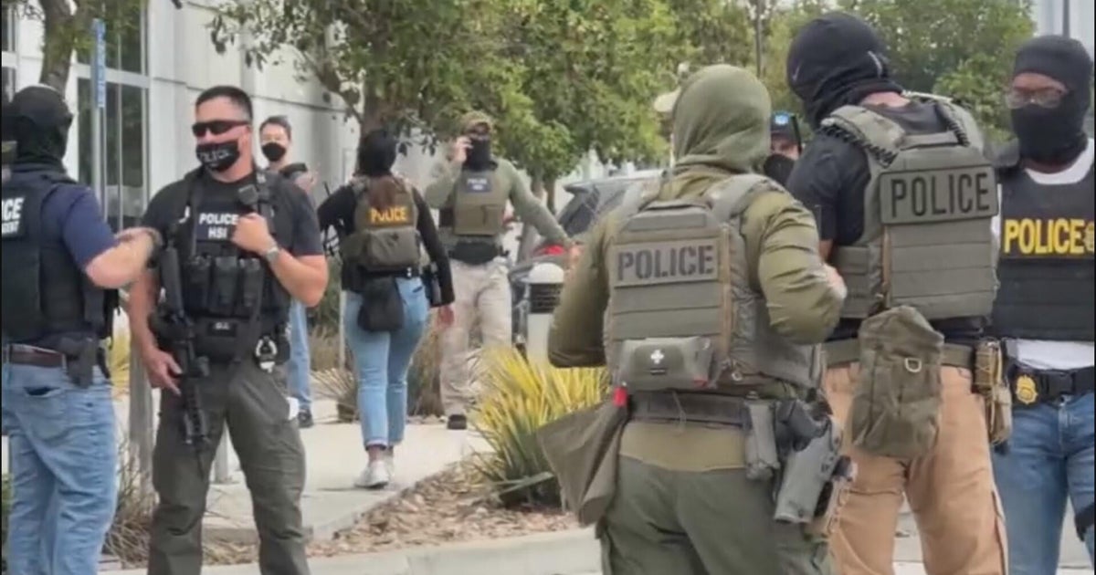 Undocumented street vendors decide to stay at home amid ICE operations 