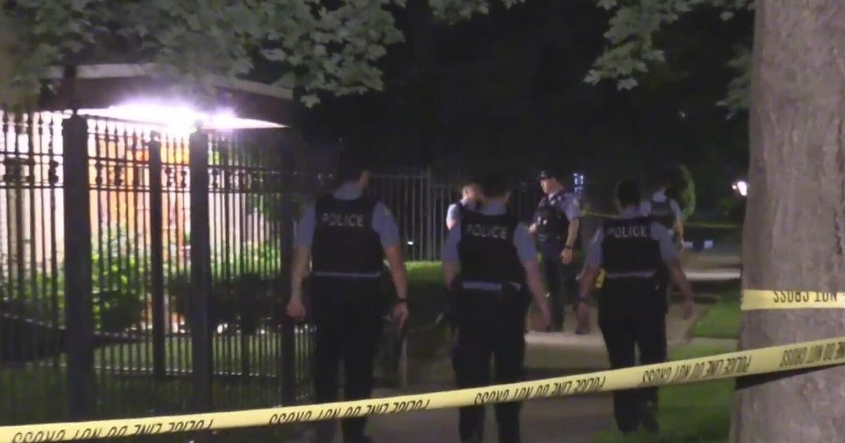 Man found in alley with serious head injuries on Chicago's North Side 
