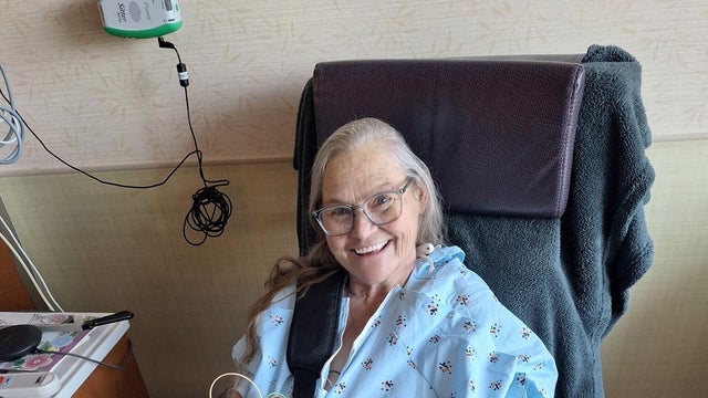 charlene-visiting-sue-in-hospital.jpg 