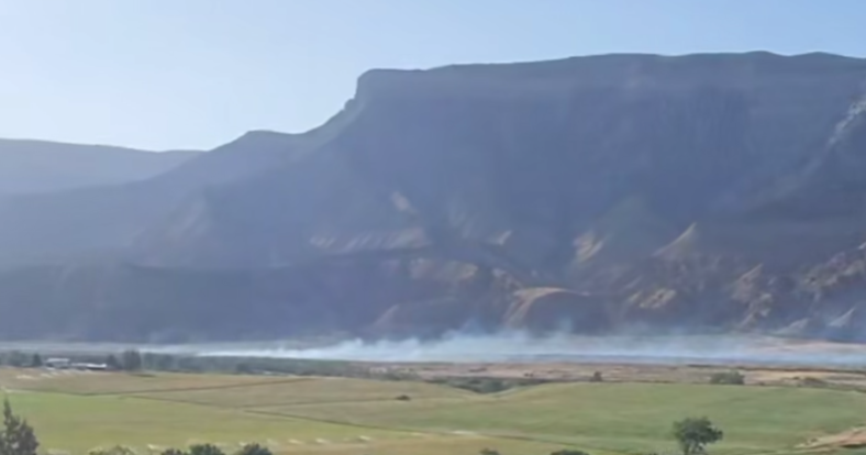 Brush fire forces closure of I-70 west of Rifle 