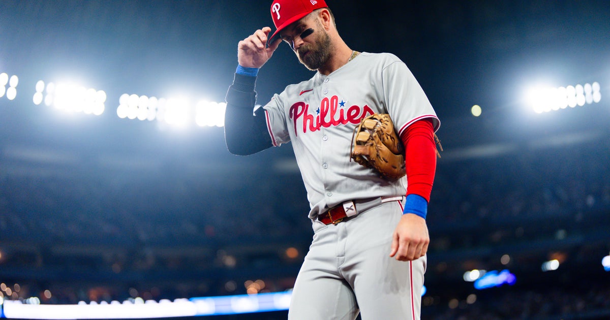When is Harper returning to the Phillies lineup after wrist injury? 
