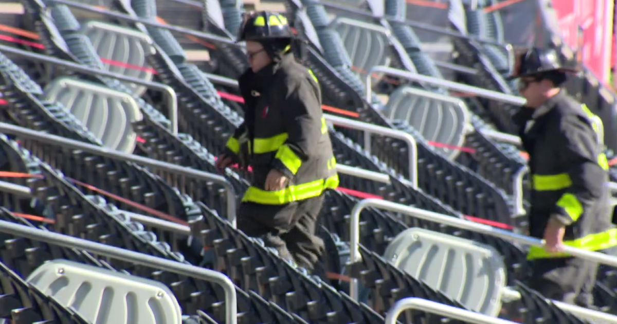 More than 700 people climb steps at Soldier Field to fight lung disease 