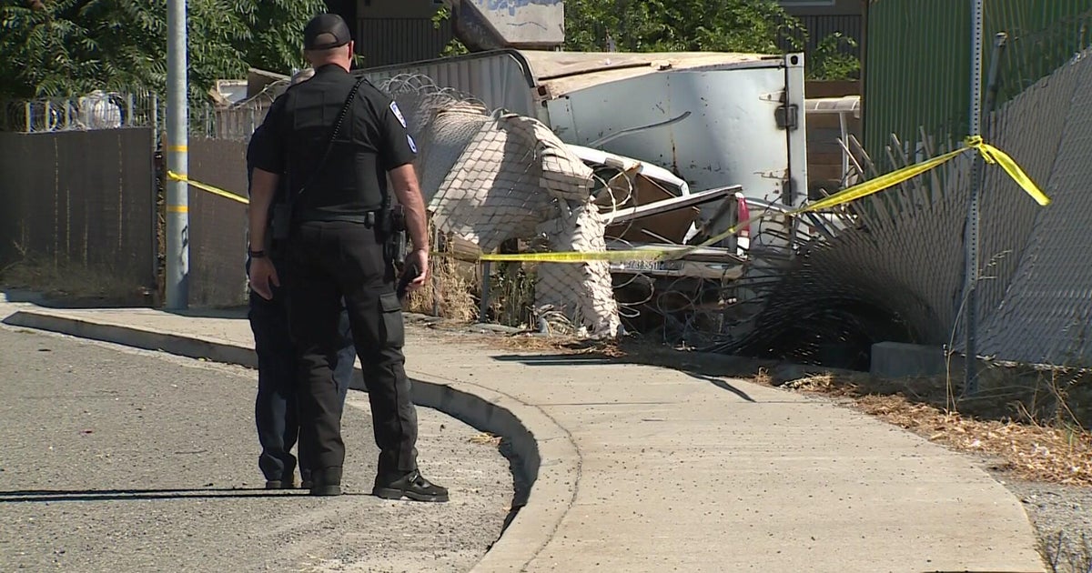 Single-vehicle crash in West Sacramento leaves 2 dead 