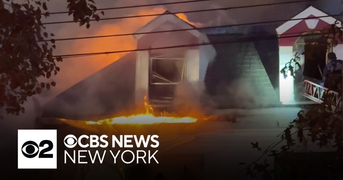 More than a dozen people hurt in Bronx fire - CBS New York