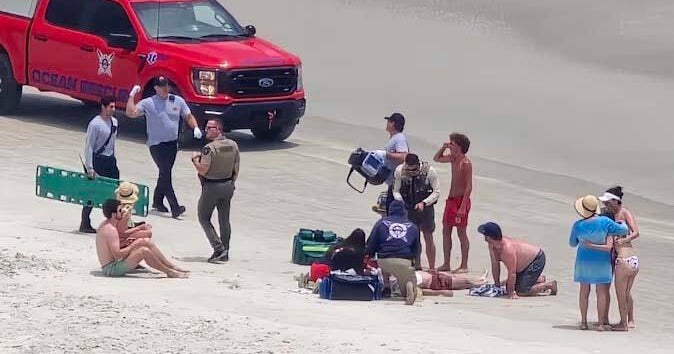 Lightning strikes Florida beachgoer, injures two golfers as storms hit New Smyrna Beach Lightning strikes Florida beachgoer, injures two golfers as storms hit New Smyrna Beach