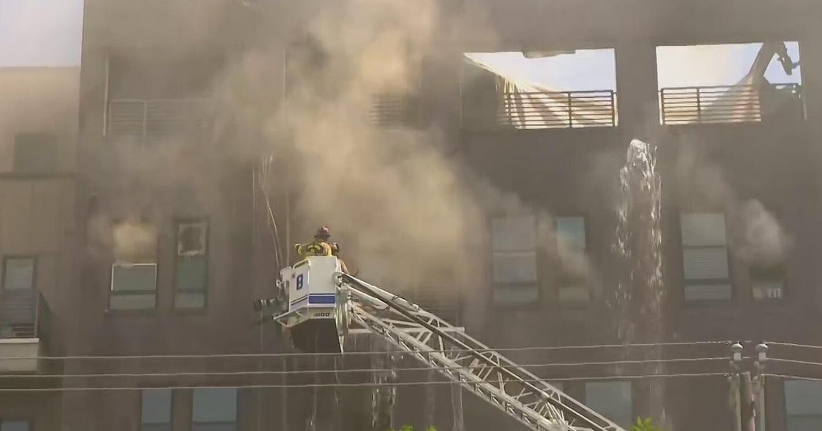 1 injured in 5-alarm Fort Worth apartment building fire - CBS Texas