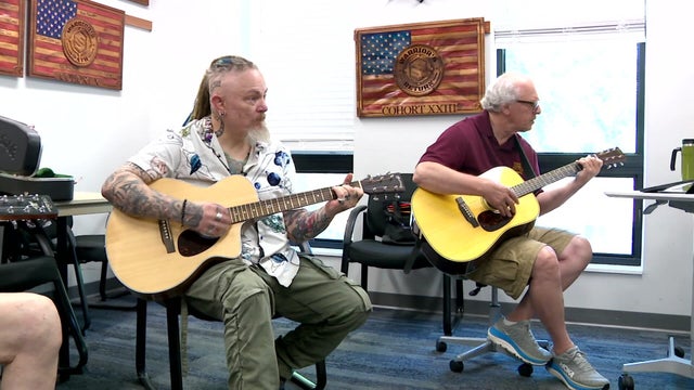 6p-pkg-guitar-4-vets-wcco83h5.jpg 