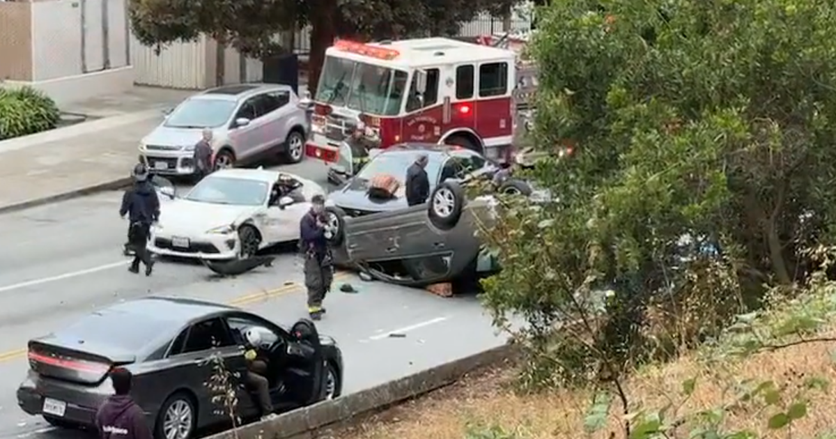 Multi-vehicle crash in San Francisco injures 2 