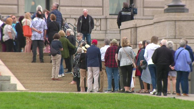 mourners-line-up-outside-minnesota-state-capitol-where-melissa-hortman-mark-hortman-and-their-dog-lie-in-state.jpg 