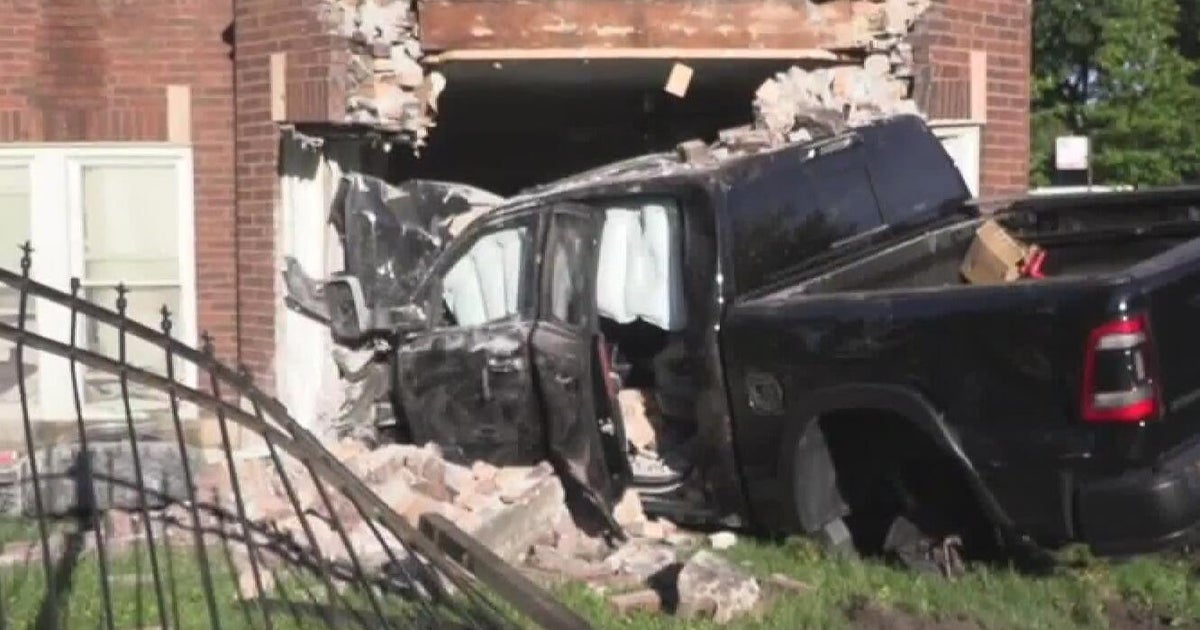 4 hurt after pickup truck crashes into Woodlawn apartment building 