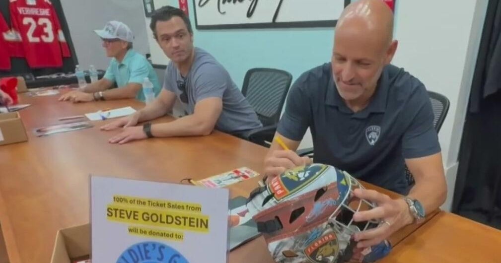 CBS News Miami’s Steve Goldstein, Florida Panthers sign autographs for Cats fans