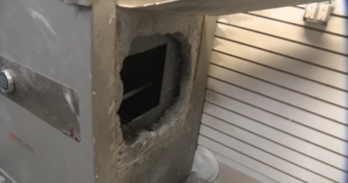 $1.5 million in gold and jewels stolen after burglars cut through roof of El Monte jewelry store 